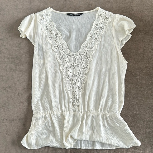 Zara crocheted top with peplum waist & flutter cap sleeves. Color- cream size- M - Picture 1 of 6